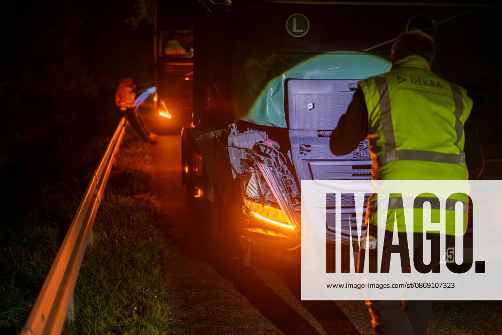 Lkw kommt von Fahrbahn ab Kradfahrer auf Seitenstreifen schwer verletzt Vollsperrung nach Unfall Am 09.10.2026 kam es gegen 20:45 Uhr auf der Autobahn 66 in Fahrtrichtung Frankfurt am Main zwischen den Anschlussstellen Wächtersbach und Gelnhausen-Ost bei Gelnhausen zu einem Verkehrsunfall. Nach bisherigen Erkenntnissen der Polizei kam ein Lastkraftwagen nach rechts von der Fahrbahn ab und stieß mit einem Kradfahrer zusammen, der auf dem Seitenstreifen neben seinem Zweirad gestanden haben soll. Eine Rettungswagenbesatzung versorgte den Schwerverletzten erst, ein Rettungshubschrauber wurde alarmiert. Während der Unfallaufnahme wurde die Autobahn voll gesperrt, ein Gutachter wurde hinzugezogen. Die Ermittlungen zum genauen Hergang d