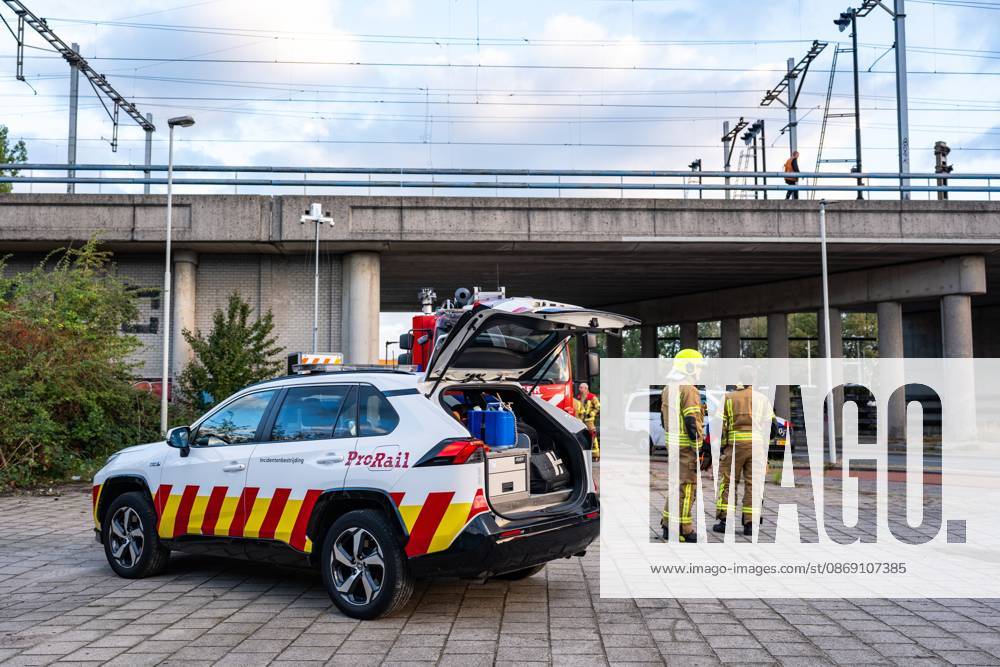 ROTTERDAM - Firefighters at a railway bridge in Delfshaven. Due to arson, no trains are running between Rotterdam Centraal and Delft Campus stations. MEDIATV ANP netherlands out - belgium out