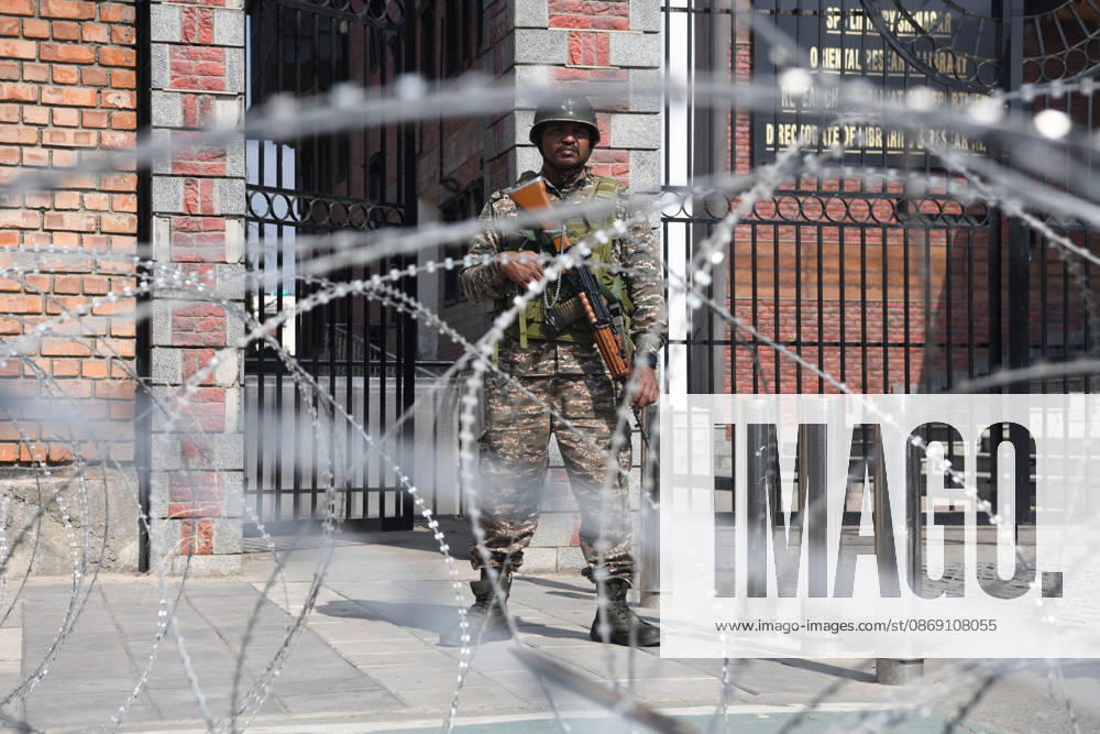 A Paramilitary soldier stands guard outside the congress headquarter during a INDIA bloc protest in Srinagar on October 10, 2026 against the country s Chief Election Commissioner Gyanesh Kumar, calling for his resignation over alleged irregularities in the Special Intensive Revision (SIR) of electoral rolls. Srinagar India - ZUMAz120 20261010_zip_z120_007