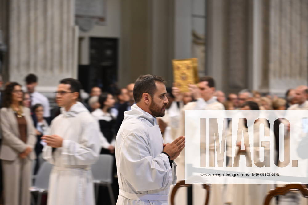 Diaconal_ordination_2026 Italy, Rome, Vatican, 2026 10 10 cardinal Baldo Reina celebrates a Mass forndiaconal ordination at st John Lateran . - NO BOOKS
