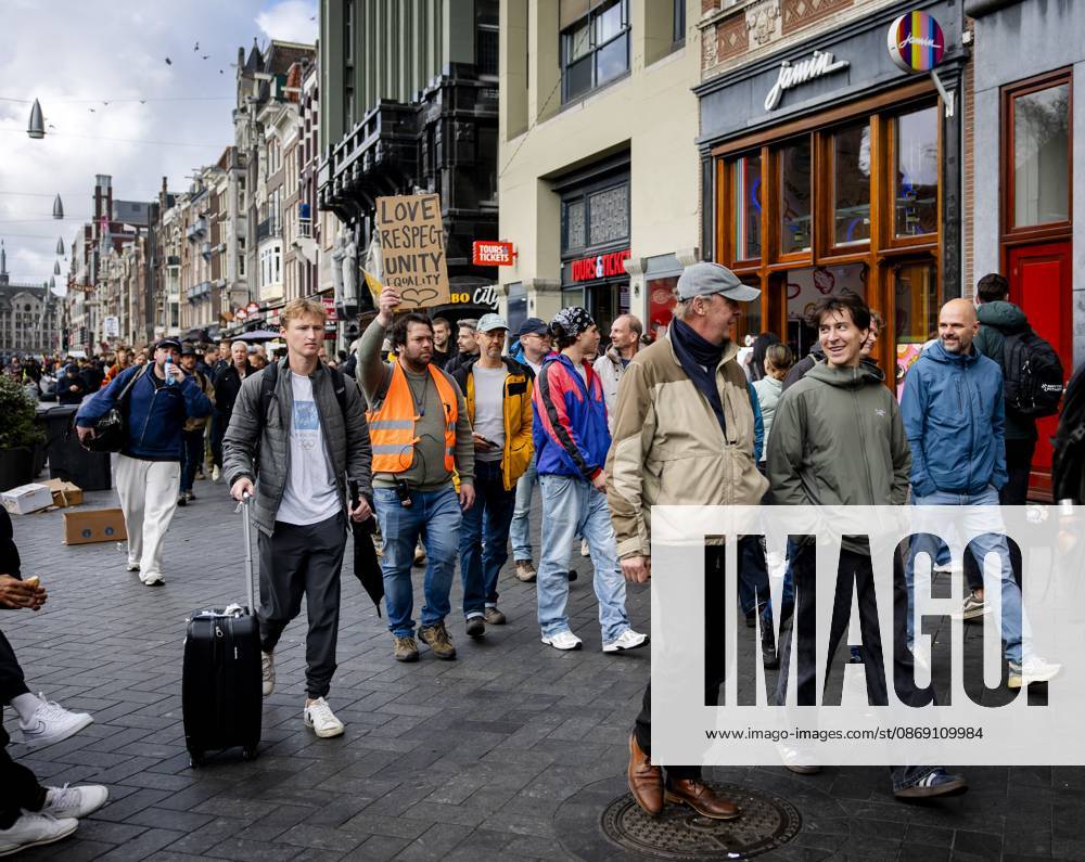 AMSTERDAM - Participants in the Men s March are campaigning for safety for all women. During the demonstration, men are called upon to ensure a culture in which everyone is safe. SEM VAN DER WAL ANP netherlands out - belgium out
