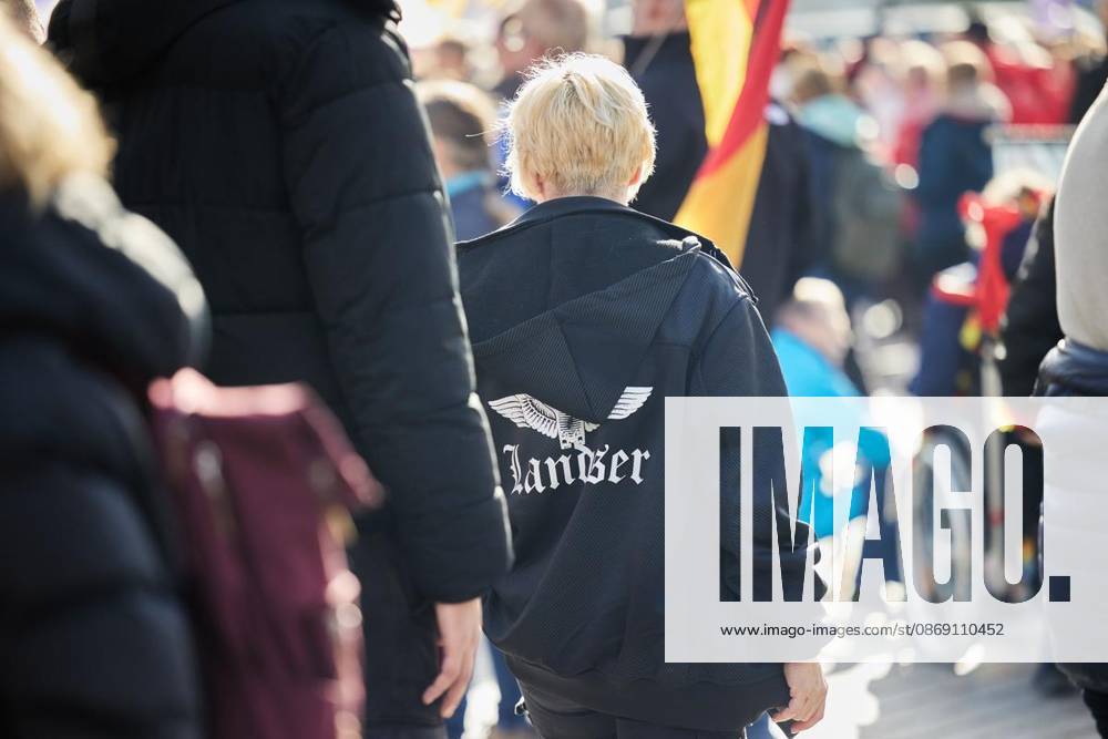 ProjektM1llion, Resignation of the Current Federal Government, and Merz ** FOR ** **Several hundred people are demonstrating in front of the Brandenburg Gate under the slogan ProjektM1llion, Resignation of the Current Federal Government, and Merz Germany Berlin Berlin Copyright JörgxCarstensen