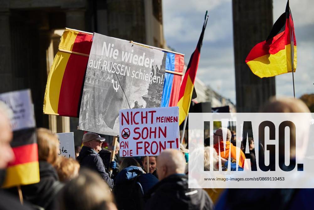 ProjektM1llion, Resignation of the Current Federal Government, and Merz ** FOR ** **Several hundred people are demonstrating in front of the Brandenburg Gate under the slogan ProjektM1llion, Resignation of the Current Federal Government, and Merz Germany Berlin Berlin Copyright JörgxCarstensen