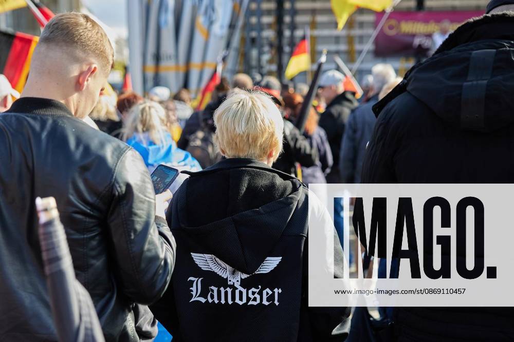 ProjektM1llion, Resignation of the Current Federal Government, and Merz ** FOR ** **Several hundred people are demonstrating in front of the Brandenburg Gate under the slogan ProjektM1llion, Resignation of the Current Federal Government, and Merz Germany Berlin Berlin Copyright JörgxCarstensen