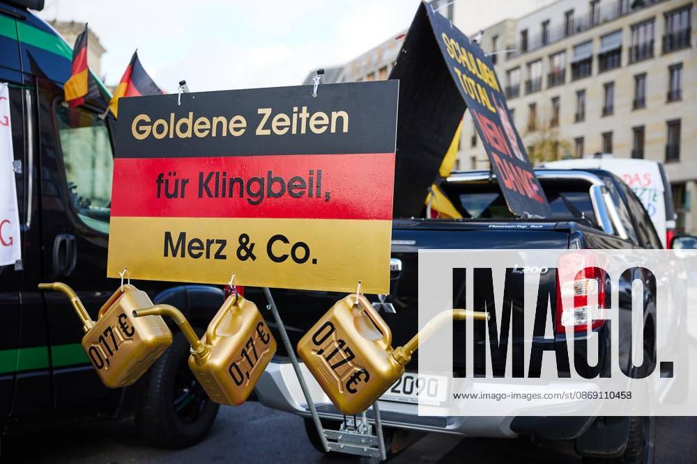 ProjektM1llion, Resignation of the Current Federal Government, and Merz ** FOR ** **Several hundred people are demonstrating in front of the Brandenburg Gate under the slogan ProjektM1llion, Resignation of the Current Federal Government, and Merz Germany Berlin Berlin Copyright JörgxCarstensen