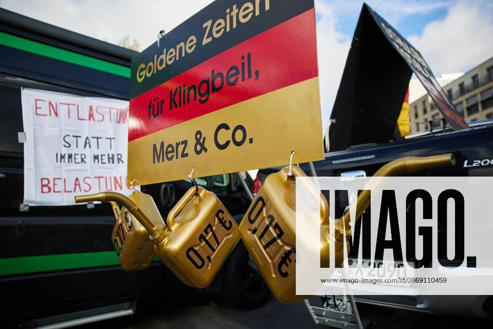 ProjektM1llion, Resignation of the Current Federal Government, and Merz ** FOR ** **Several hundred people are demonstrating in front of the Brandenburg Gate under the slogan ProjektM1llion, Resignation of the Current Federal Government, and Merz Germany Berlin Berlin Copyright JörgxCarstensen