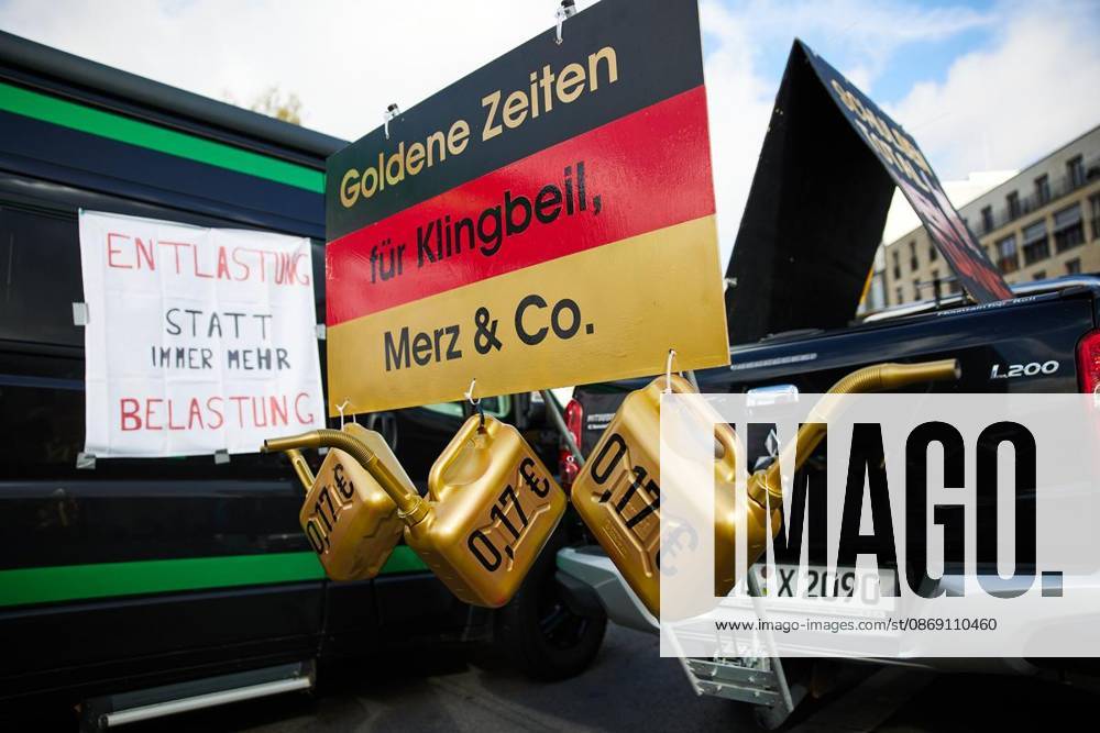 ProjektM1llion, Resignation of the Current Federal Government, and Merz ** FOR ** **Several hundred people are demonstrating in front of the Brandenburg Gate under the slogan ProjektM1llion, Resignation of the Current Federal Government, and Merz Germany Berlin Berlin Copyright JörgxCarstensen