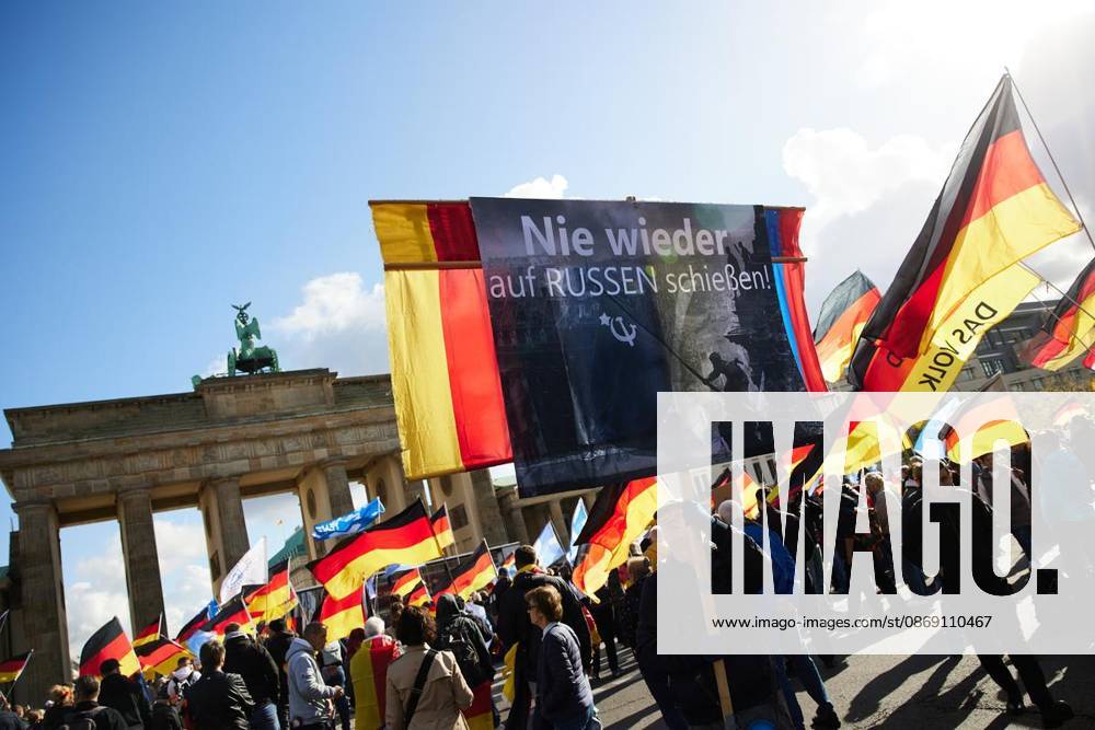 ProjektM1llion, Resignation of the Current Federal Government, and Merz ** FOR ** **Several hundred people are demonstrating in front of the Brandenburg Gate under the slogan ProjektM1llion, Resignation of the Current Federal Government, and Merz Germany Berlin Berlin Copyright JörgxCarstensen