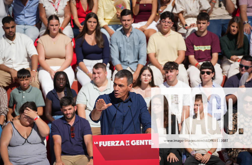 Pedro Sánchez Participates in the First Pre-Campaign Event in Dos Hermanas, Seville. Photo of the PSOE Secretary-General and Prime Minister, Pedro Sánchez, at the first pre-campaign event for the November 29 elections. October 10, 2026, in Dos Hermanas, Seville, Andalusia, Spain The event was also attended by the Secretary-General of the PSOE in Andalusia, María Jesús Montero, and the mayor of Dos Hermanas and Secretary of Organization for the PSOE in Andalusia, Francisco Rodríguez October 10, 2026 María José Ló Dos Hermanas, Seville Dos Hermanas, Seville, Spain