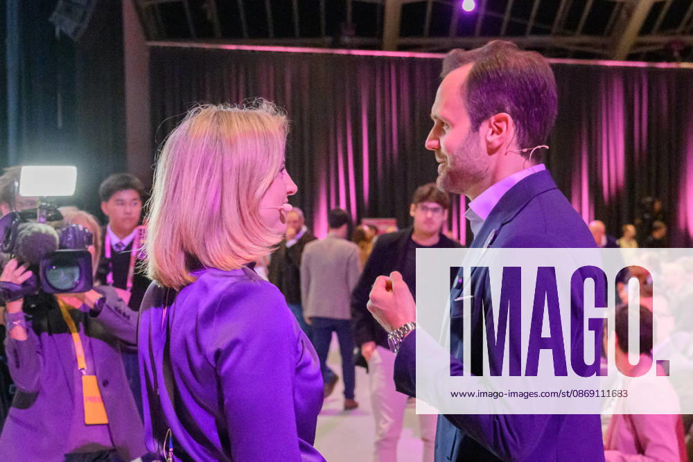 NEOS General Assembly at Design Center Linz NEOS has chosen Saving Within the System as the theme for the meeting PHOTO: Foreign Minister Beate Meinl R