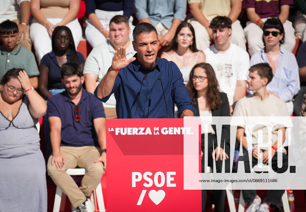 Pedro Sánchez Participates in the First Pre-Campaign Event in Dos Hermanas, Seville. Photo of the PSOE Secretary-General and Prime Minister, Pedro Sánchez, at the first pre-campaign event for the November 29 elections. October 10, 2026, in Dos Hermanas, Seville, Andalusia, Spain The event was also attended by the Secretary-General of the PSOE in Andalusia, María Jesús Montero, and the mayor of Dos Hermanas and Secretary of Organization for the PSOE in Andalusia, Francisco Rodríguez October 10, 2026 María José Ló Dos Hermanas, Seville Dos Hermanas, Seville, Spain