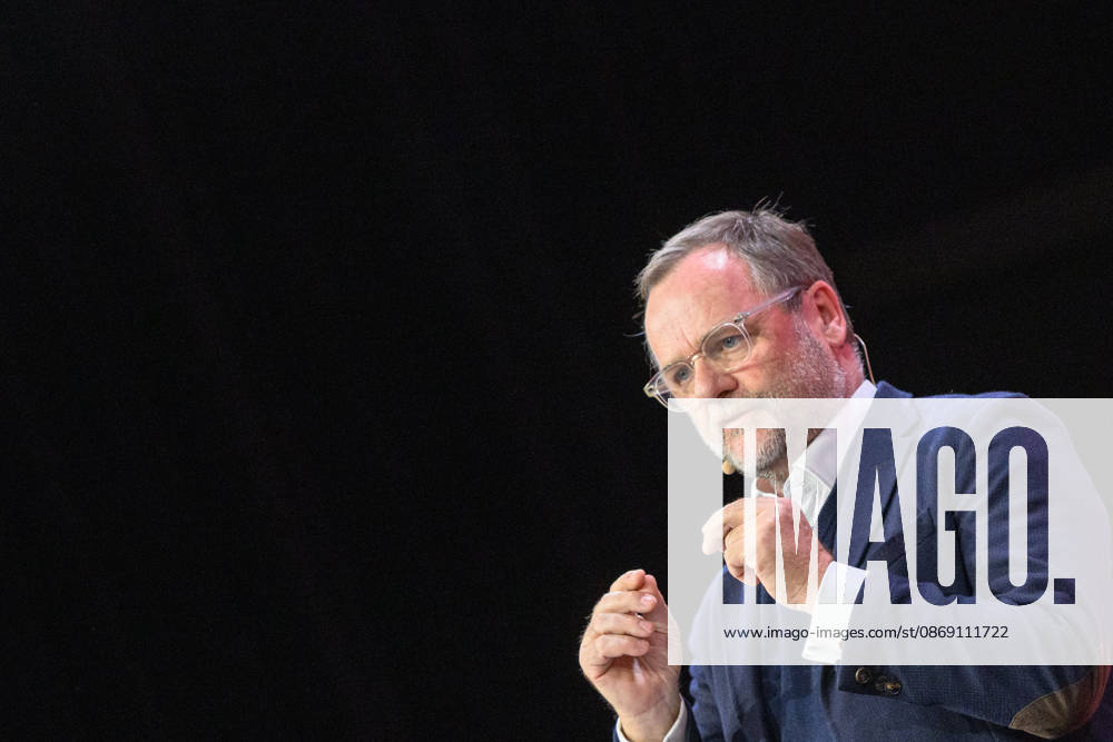 NEOS General Assembly at Design Center Linz NEOS has chosen Saving Within the System as the theme for the meeting PHOTO: Sepp Schellhorn, State Secretary for Deregulation, NEO