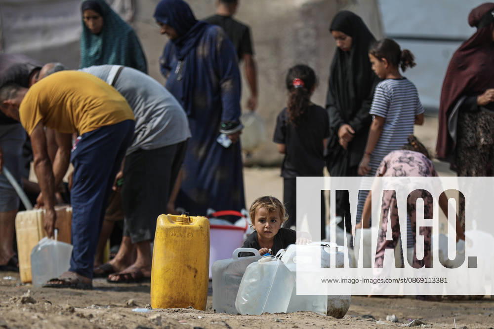 Palestinians still lack basic necessities amid Israel attacks DEIR AL BALAH, GAZA, PALESTINE - OCTOBER 10: Palestinians living in tents set up in the Bureij area carry water in containers to their makeshift shelters in Deir al Balah, Gaza, Palestine on October 10, 2026.The humanitarian crisis in the region continues to deepen, with thousands of displaced families struggling to survive without access to the most basic necessities. Adam Bilal Anadolu Deir al Balah Gaza. Editorial use only. Please get in touch for any other usage.