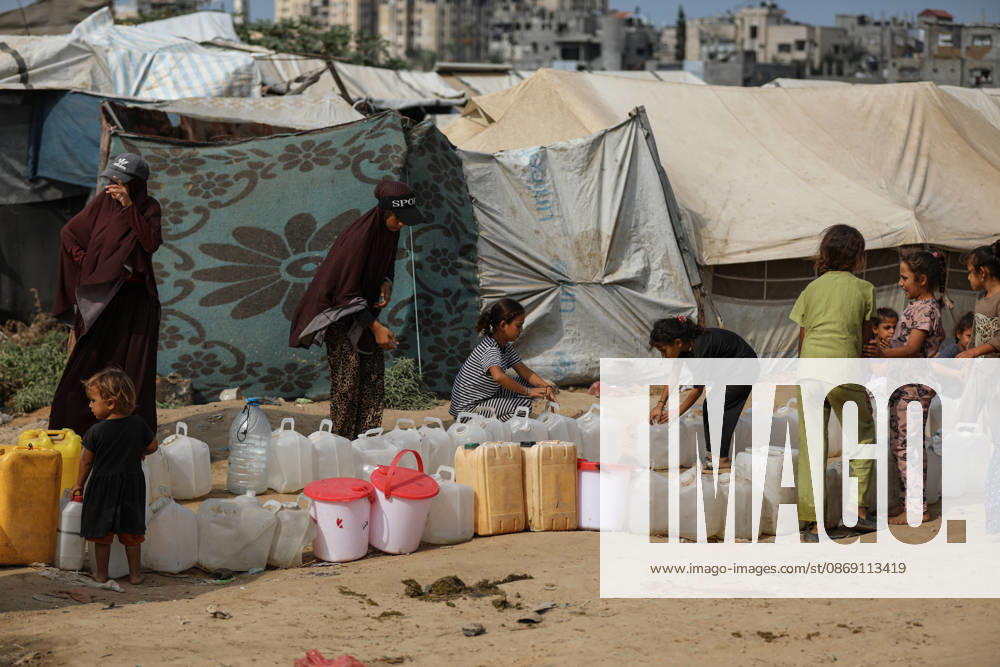 Palestinians still lack basic necessities amid Israel attacks DEIR AL BALAH, GAZA, PALESTINE - OCTOBER 10: Palestinians living in tents set up in the Bureij area carry water in containers to their makeshift shelters in Deir al Balah, Gaza, Palestine on October 10, 2026.The humanitarian crisis in the region continues to deepen, with thousands of displaced families struggling to survive without access to the most basic necessities. Adam Bilal Anadolu Deir al Balah Gaza. Editorial use only. Please get in touch for any other usage.
