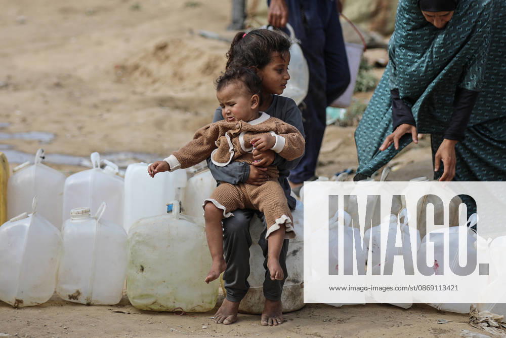 Palestinians still lack basic necessities amid Israel attacks DEIR AL BALAH, GAZA, PALESTINE - OCTOBER 10: Palestinians living in tents set up in the Bureij area carry water in containers to their makeshift shelters in Deir al Balah, Gaza, Palestine on October 10, 2026.The humanitarian crisis in the region continues to deepen, with thousands of displaced families struggling to survive without access to the most basic necessities. Adam Bilal Anadolu Deir al Balah Gaza. Editorial use only. Please get in touch for any other usage.