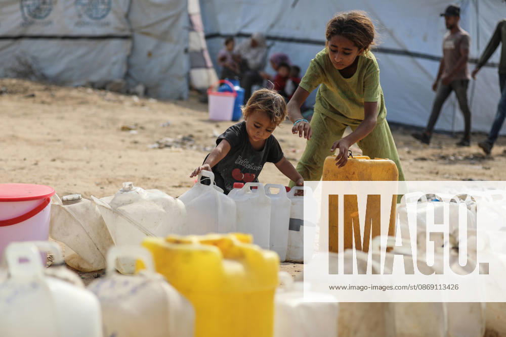 Palestinians still lack basic necessities amid Israel attacks DEIR AL BALAH, GAZA, PALESTINE - OCTOBER 10: Palestinians living in tents set up in the Bureij area carry water in containers to their makeshift shelters in Deir al Balah, Gaza, Palestine on October 10, 2026.The humanitarian crisis in the region continues to deepen, with thousands of displaced families struggling to survive without access to the most basic necessities. Adam Bilal Anadolu Deir al Balah Gaza. Editorial use only. Please get in touch for any other usage.