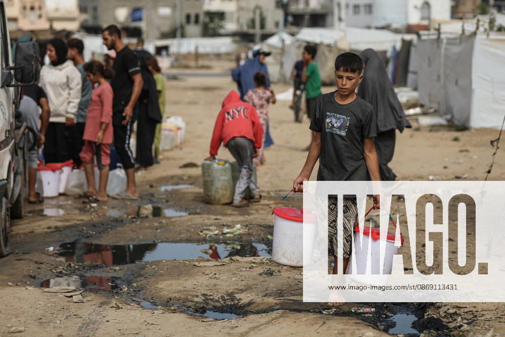 Palestinians still lack basic necessities amid Israel attacks DEIR AL BALAH, GAZA, PALESTINE - OCTOBER 10: Palestinians living in tents set up in the Bureij area carry water in containers to their makeshift shelters in Deir al Balah, Gaza, Palestine on October 10, 2026.The humanitarian crisis in the region continues to deepen, with thousands of displaced families struggling to survive without access to the most basic necessities. Adam Bilal Anadolu Deir al Balah Gaza. Editorial use only. Please get in touch for any other usage.