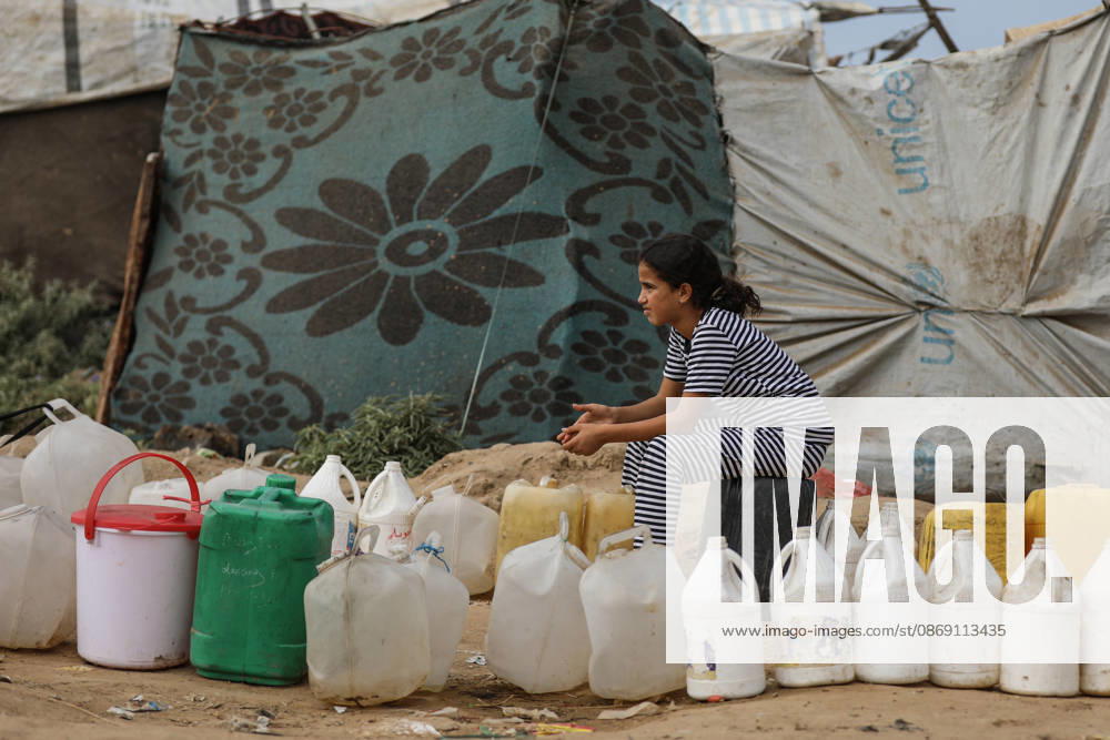 Palestinians still lack basic necessities amid Israel attacks DEIR AL BALAH, GAZA, PALESTINE - OCTOBER 10: Palestinians living in tents set up in the Bureij area carry water in containers to their makeshift shelters in Deir al Balah, Gaza, Palestine on October 10, 2026.The humanitarian crisis in the region continues to deepen, with thousands of displaced families struggling to survive without access to the most basic necessities. Adam Bilal Anadolu Deir al Balah Gaza. Editorial use only. Please get in touch for any other usage.