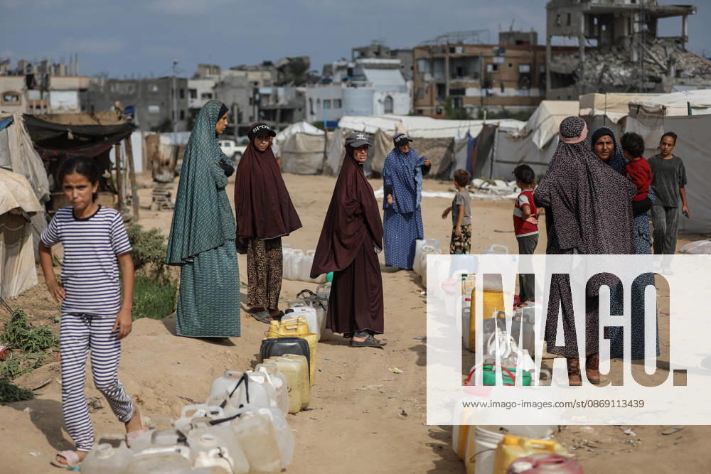 Palestinians still lack basic necessities amid Israel attacks DEIR AL BALAH, GAZA, PALESTINE - OCTOBER 10: Palestinians living in tents set up in the Bureij area carry water in containers to their makeshift shelters in Deir al Balah, Gaza, Palestine on October 10, 2026.The humanitarian crisis in the region continues to deepen, with thousands of displaced families struggling to survive without access to the most basic necessities. Adam Bilal Anadolu Deir al Balah Gaza. Editorial use only. Please get in touch for any other usage.