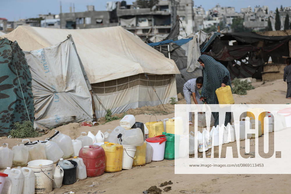 Palestinians still lack basic necessities amid Israel attacks DEIR AL BALAH, GAZA, PALESTINE - OCTOBER 10: Palestinians living in tents set up in the Bureij area carry water in containers to their makeshift shelters in Deir al Balah, Gaza, Palestine on October 10, 2026.The humanitarian crisis in the region continues to deepen, with thousands of displaced families struggling to survive without access to the most basic necessities. Adam Bilal Anadolu Deir al Balah Gaza. Editorial use only. Please get in touch for any other usage.
