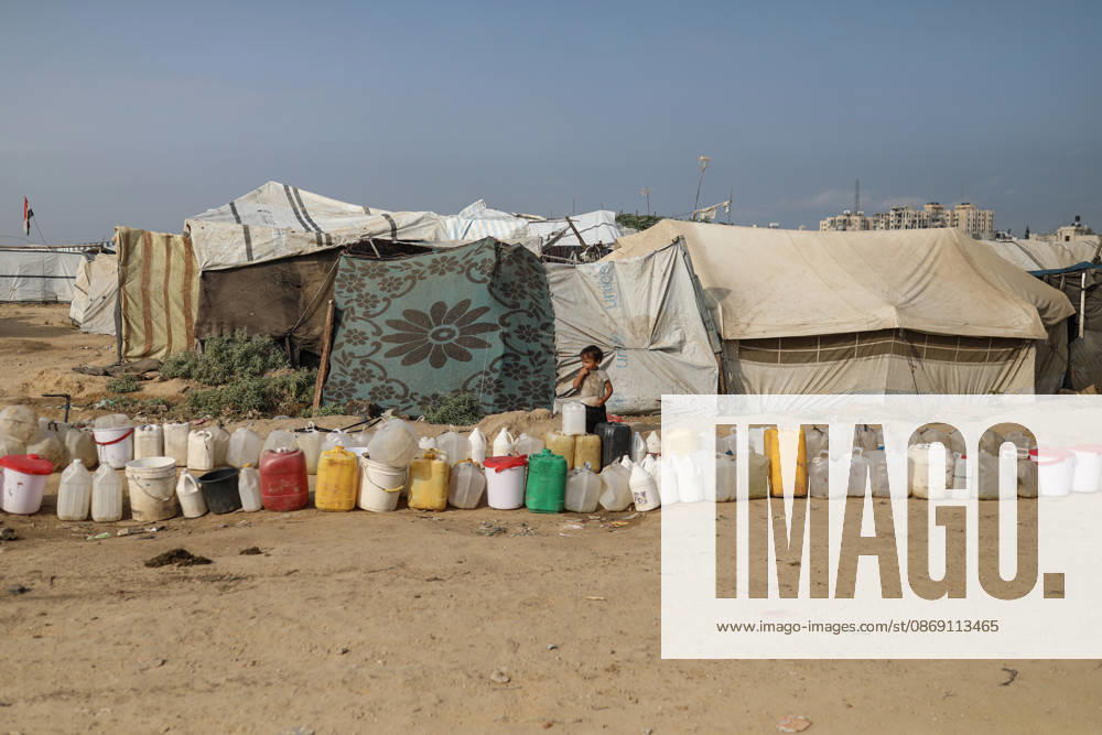 Palestinians still lack basic necessities amid Israel attacks DEIR AL BALAH, GAZA, PALESTINE - OCTOBER 10: Palestinians living in tents set up in the Bureij area carry water in containers to their makeshift shelters in Deir al Balah, Gaza, Palestine on October 10, 2026.The humanitarian crisis in the region continues to deepen, with thousands of displaced families struggling to survive without access to the most basic necessities. Adam Bilal Anadolu Deir al Balah Gaza. Editorial use only. Please get in touch for any other usage.