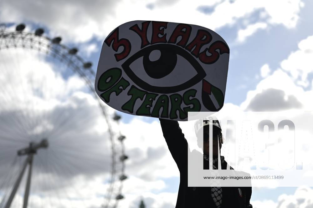 Pro-Palestine protest in London LONDON, UNITED KINGDOM - OCTOBER 10: People attend a pro-Palestine protest demanding to halt arms sales and impose sanctions to Israel, in London, United Kingdom on October 10, 2026. Rasid Necati Aslim Anadolu London United Kingdom. Editorial use only. Please get in touch for any other usage.