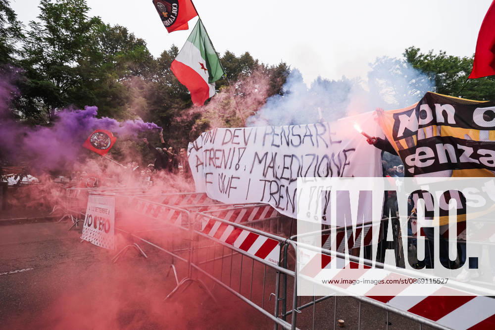 IPA89501914 - Milan: A League protest titled A Safer Milan, Stop the Social Centers against the Lambretta Social Center on Via Rizzoli. In the photo: Clashes during the demonstration
