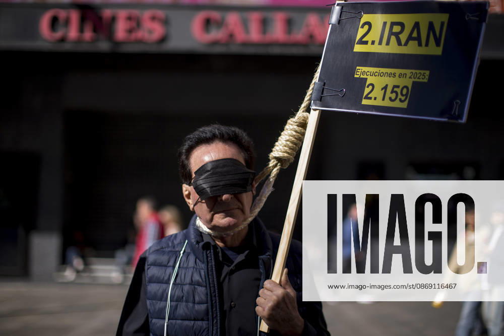 Protest in Madrid on the Day Against the Death Penalty - 10 Oct 2026 A protester holds a placard and a noose around their neck during a rally against the death penalty in Callao Square in central Madrid. World Day Against the Death Penalty has been observed every October 10th since 2003. Madrid Spain