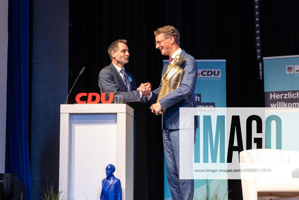 Ceremony marking the 150th anniversary of Konrad Adenauer and the 80th anniversary of the CDU in Bad Honnef, October 26, Jonathan GRUNWALD, Member of the State Parliament, the CDU presented a Konrad Adenauer statue by Ottmar Hörl to North Rhine-Westphalia Minis