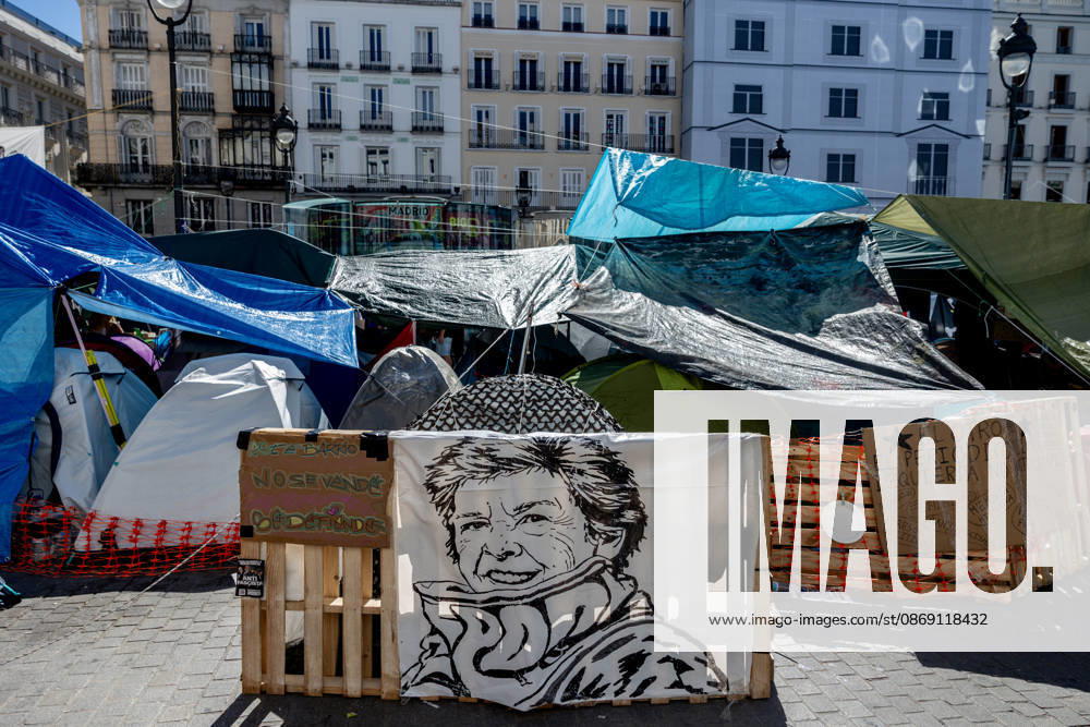 The Community of Madrid describes the encampment at Puerta del Sol as completely anarchic and laments the disastrous image it presents to tourists. Several signs with messages at Puerta del Sol, October 10, 2026, in Madrid, Spain. The Regional Minister of Housing, Transportation, and Infrastructure for the Community of Madrid, Jorge Rodrigo, stated this Saturday that the encampment set up in Madrid’s Puerta del Sol since September 26, in protest against the housing crisis, is completely chaotic and lamented the very negative image it may present of the capital to tourists during this Hispanic Heritage Day long weekend. OCTOBER 10, 2026 SOL PROTEST CAMP HOUSING MARICARMEN FLORES MESSAGES SIGNS Madrid Madrid Spain