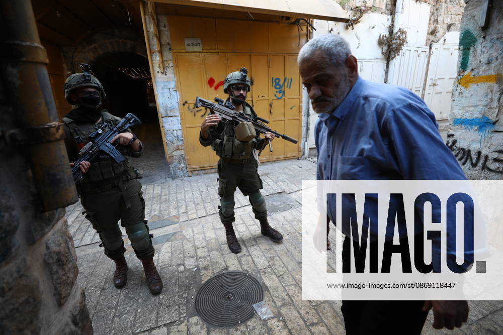 Israeli settlers raid Hebron in the West Bank HEBRON, PALESTINE, WEST BANK - OCTOBER 10: Israeli settlers, under the protection of Israeli forces, raid the Old City area of Hebron in the southern West Bank, Palestine, on October 10, 2026. During the raid, Israeli forces block entry and exit points, restricting the movement of Palestinians in the area. Wisam Hashlamoun Anadolu Hebron West Bank. Editorial use only. Please get in touch for any other usage.