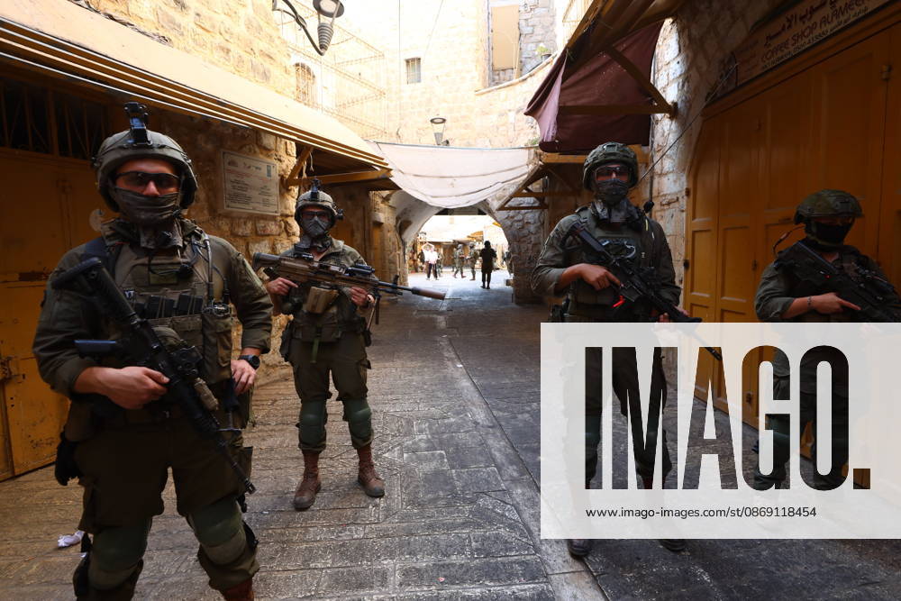 Israeli settlers raid Hebron in the West Bank HEBRON, PALESTINE, WEST BANK - OCTOBER 10: Israeli settlers, under the protection of Israeli forces, raid the Old City area of Hebron in the southern West Bank, Palestine, on October 10, 2026. During the raid, Israeli forces block entry and exit points, restricting the movement of Palestinians in the area. Wisam Hashlamoun Anadolu Hebron West Bank. Editorial use only. Please get in touch for any other usage.