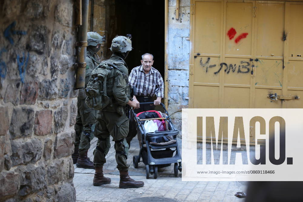 Israeli settlers raid Hebron in the West Bank HEBRON, PALESTINE, WEST BANK - OCTOBER 10: Israeli settlers, under the protection of Israeli forces, raid the Old City area of Hebron in the southern West Bank, Palestine, on October 10, 2026. During the raid, Israeli forces block entry and exit points, restricting the movement of Palestinians in the area. Wisam Hashlamoun Anadolu Hebron West Bank. Editorial use only. Please get in touch for any other usage.