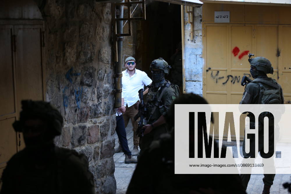 Israeli settlers raid Hebron in the West Bank HEBRON, PALESTINE, WEST BANK - OCTOBER 10: Israeli settlers, under the protection of Israeli forces, raid the Old City area of Hebron in the southern West Bank, Palestine, on October 10, 2026. During the raid, Israeli forces block entry and exit points, restricting the movement of Palestinians in the area. Wisam Hashlamoun Anadolu Hebron West Bank. Editorial use only. Please get in touch for any other usage.