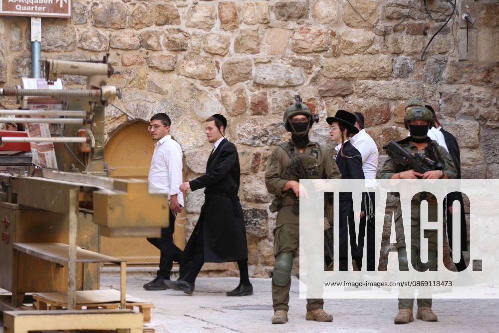 Israeli settlers raid Hebron in the West Bank HEBRON, PALESTINE, WEST BANK - OCTOBER 10: Israeli settlers, under the protection of Israeli forces, raid the Old City area of Hebron in the southern West Bank, Palestine, on October 10, 2026. During the raid, Israeli forces block entry and exit points, restricting the movement of Palestinians in the area. Wisam Hashlamoun Anadolu Hebron West Bank. Editorial use only. Please get in touch for any other usage.