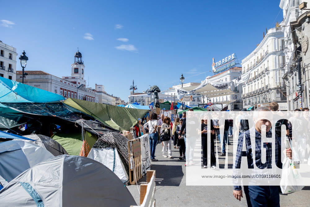 The Community of Madrid describes the encampment at Puerta del Sol as completely anarchic and laments the extremely negative image it projects to tourists. Several people at Puerta del Sol, October 10, 2026, in Madrid, Spain. The Regional Minister of Housing, Transportation, and Infrastructure for the Community of Madrid, Jorge Rodrigo, stated this Saturday that the encampment set up in Madrid’s Puerta del Sol since September 26 in protest of the housing crisis is completely chaotic and has lamented the very negative image it may present of the capital to tourists during this Hispanic Heritage Day long weekend. OCTOBER 10, 2026 SOL PROTEST CAMP HOUSING MARICARMEN FLORES MESSAGES POSTERS Madrid Madrid, Spain
