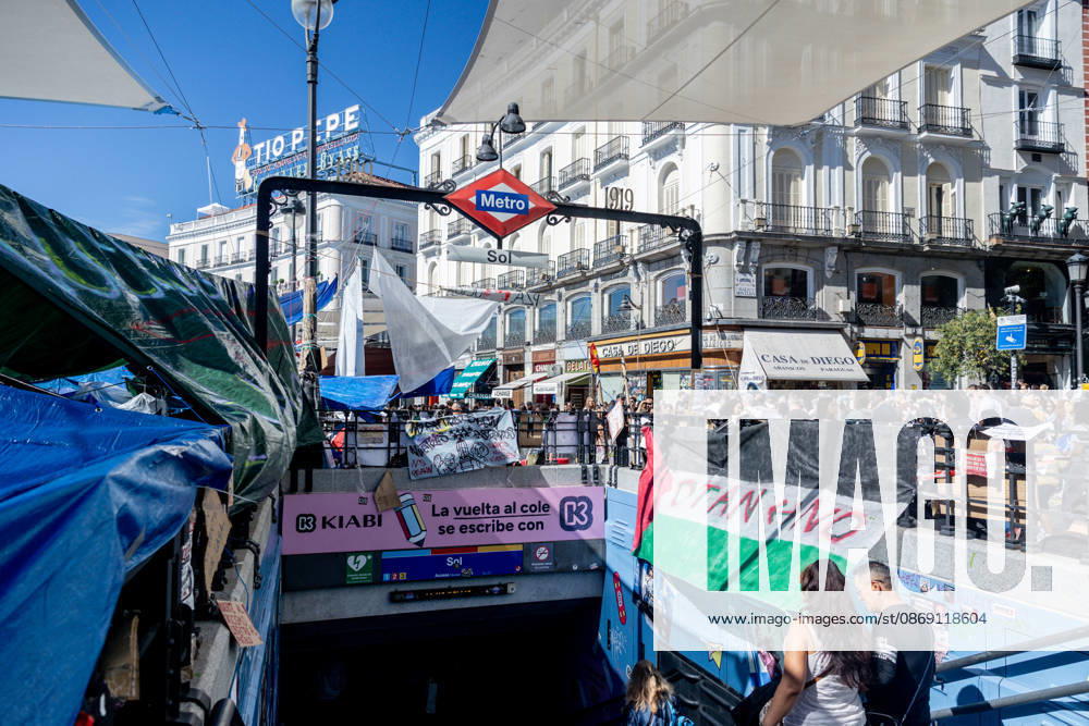 The Community of Madrid describes the encampment at Sol as completely anarchic and laments the extremely negative image it projects to tourists. Sol Metro Station, at Puerta del Sol, October 10, 2026, in Madrid, Spain. Jorge Rodrigo, the Regional Minister of Housing, Transportation, and Infrastructure for the Community of Madrid, stated this Saturday that the encampment set up in Madrid’s Puerta del Sol since September 26 to protest the housing crisis, is completely chaotic and lamented the very negative image it may present of the capital to tourists during this Hispanic Heritage Day long weekend. OCTOBER 10, 2026 SOL PROTEST CAMP HOUSING MARICARMEN FLORES MESSAGES POSTERS Madrid Madrid, Spain