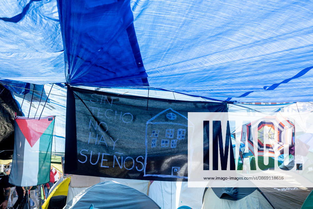 The Community of Madrid describes the Puerta del Sol encampment as completely chaotic and laments the disastrous image it projects to tourists. A sign at the housing protest encampment in Puerta del Sol on October 10, 2026, in Madrid, Spain. The Regional Minister of Housing, Transportation, and Infrastructure for the Community of Madrid, Jorge Rodrigo, stated this Saturday that the encampment set up in Madrid’s Puerta del Sol since September 26 to protest the housing crisis is completely chaotic and lamented the terrible impression it may give tourists of the capital during this Columbus Day long weekend. OCTOBER 10, 2026 SOL PROTEST CAMP HOUSING MARICARMEN FLORES MESSAGES SIGNS Madrid Madrid, Spain