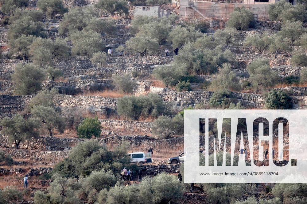 Israeli settlers attack Palestinians harvesting olives in West Bank RAMALLAH, PALESTINE - OCTOBER 10: Israeli settlers attack Palestinians harvesting olives in the village of Deir Abu Mashal, northwest of Ramallah in the West Bank, Palestine, on October 10, 2026. Israeli forces arriving at the scene intervene against Palestinians with tear gas, preventing them from continuing the olive harvest. Issam Rimawi Anadolu Ramallah West Bank. Editorial use only. Please get in touch for any other usage.