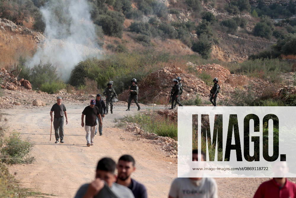 Israeli settlers attack Palestinians harvesting olives in West Bank RAMALLAH, PALESTINE - OCTOBER 10: Israeli settlers attack Palestinians harvesting olives in the village of Deir Abu Mashal, northwest of Ramallah in the West Bank, Palestine, on October 10, 2026. Israeli forces arriving at the scene intervene against Palestinians with tear gas, preventing them from continuing the olive harvest. Issam Rimawi Anadolu Ramallah West Bank. Editorial use only. Please get in touch for any other usage.