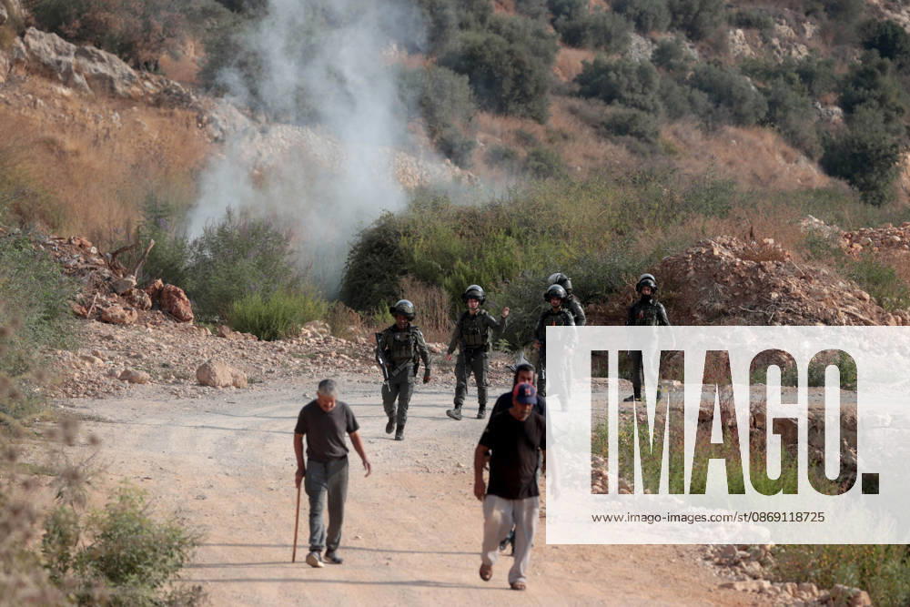 Israeli settlers attack Palestinians harvesting olives in West Bank RAMALLAH, PALESTINE - OCTOBER 10: Israeli settlers attack Palestinians harvesting olives in the village of Deir Abu Mashal, northwest of Ramallah in the West Bank, Palestine, on October 10, 2026. Israeli forces arriving at the scene intervene against Palestinians with tear gas, preventing them from continuing the olive harvest. Issam Rimawi Anadolu Ramallah West Bank. Editorial use only. Please get in touch for any other usage.