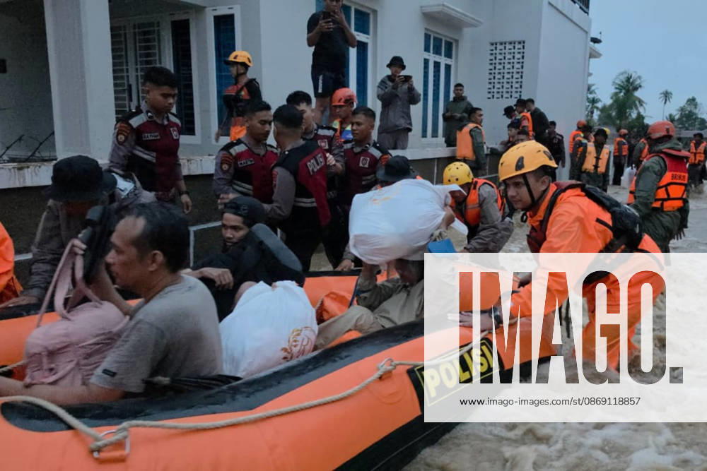Search and rescue teams evacuate residents after flash floods in Indonesia PADANG, INDONESIA - OCTOBER 10: (---- - MANDATORY CREDIT - INDONESIAN SEARCH AND RESCUE AGENCY (BASARNAS) HANDOUT - NO MARKETING NO ADVERTISING CAMPAIGNS - DISTRIBUTED AS A SERVICE TO CLIENTS----) The search and rescue team carried out an evacuation during a flash flood occurred in Padang, West Sumatra, Indonesia on October 10, 2026. Flash floods hit a number of sub-districts in Padang City after heavy rain. Basarnas Handout Anadolu Padang Indonesia. Editorial use only. Please get in touch for any other usage.