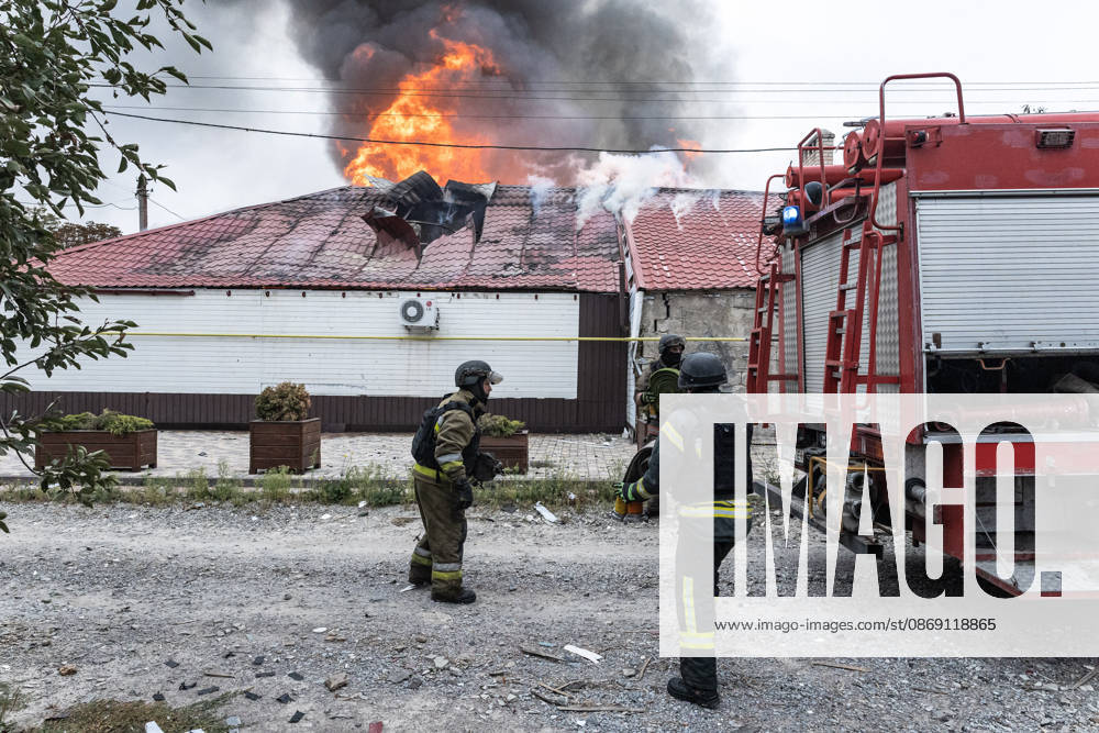 Ukrainian firefighters battle blaze after Russian drone strike in Kramatorsk KRAMATORSK, UKRAINE - OCTOBER 10: Ukrainian firefighters put out a fire in a commercial building following a strike by a Russian FPV drone and under threat from further drone attacks, in Kramatrosk, Ukraine, on October 10, 2026. Diego Herrera Carcedo Anadolu Kramatorsk Ukraine. Editorial use only. Please get in touch for any other usage.