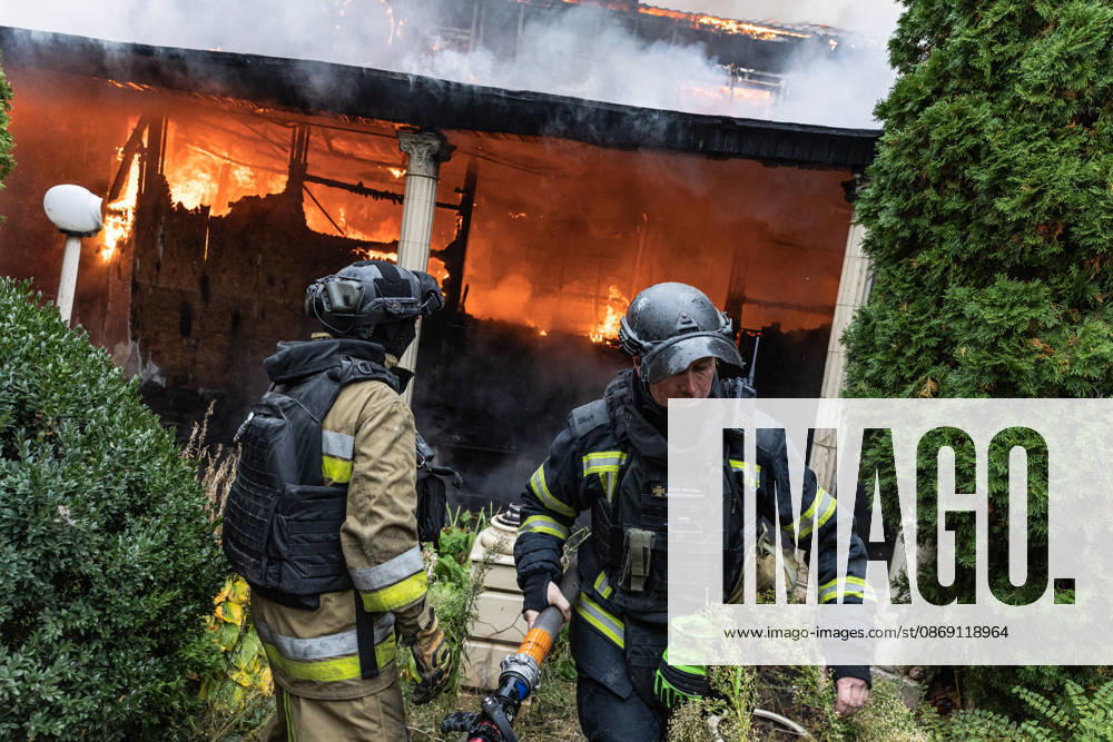 Ukrainian firefighters battle blaze after Russian drone strike in Kramatorsk KRAMATORSK, UKRAINE - OCTOBER 10: Ukrainian firefighters put out a fire in a commercial building following a strike by a Russian FPV drone and under threat from further drone attacks, in Kramatrosk, Ukraine, on October 10, 2026. Diego Herrera Carcedo Anadolu Kramatorsk Ukraine. Editorial use only. Please get in touch for any other usage.