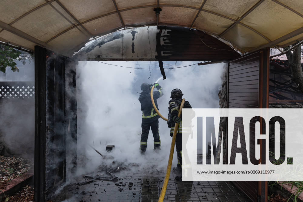 Ukrainian firefighters battle blaze after Russian drone strike in Kramatorsk KRAMATORSK, UKRAINE - OCTOBER 10: Ukrainian firefighters put out a fire in a commercial building following a strike by a Russian FPV drone and under threat from further drone attacks, in Kramatrosk, Ukraine, on October 10, 2026. Diego Herrera Carcedo Anadolu Kramatorsk Ukraine. Editorial use only. Please get in touch for any other usage.