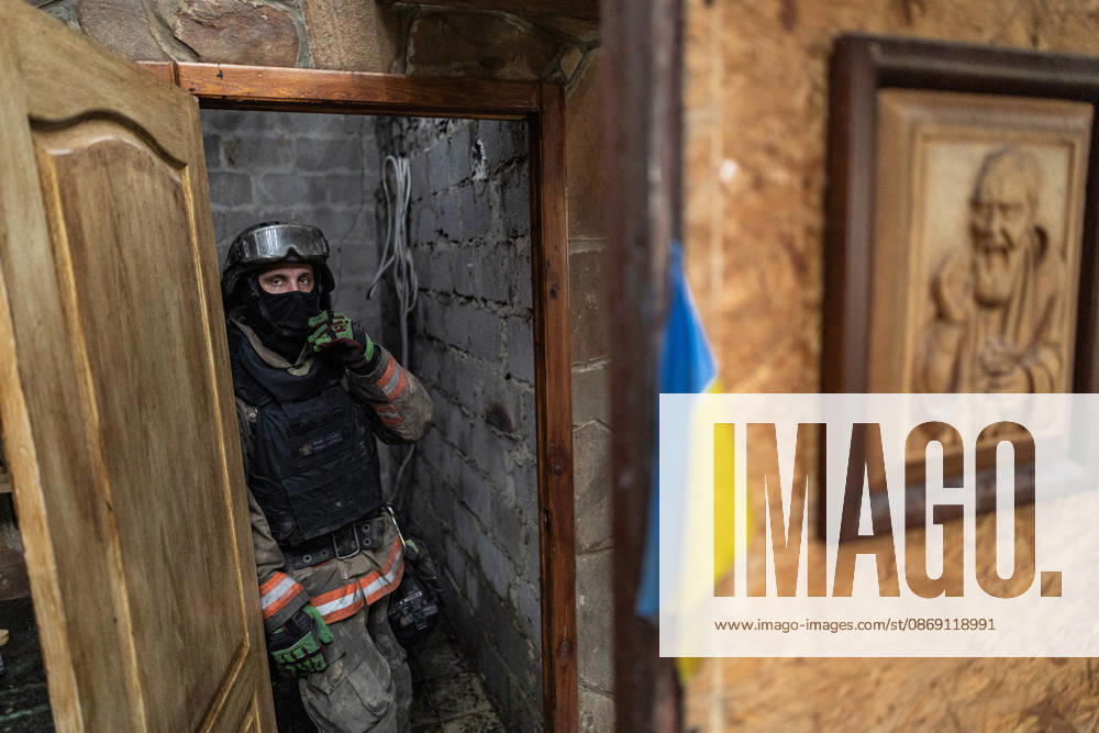 Ukrainian firefighters battle blaze after Russian drone strike in Kramatorsk KRAMATORSK, UKRAINE - OCTOBER 10: Ukrainian firefighters take cover from a Russian drone whilst extinguishing a fire in a commercial building following the strike of a Russian FPV drone, in Kramatrosk, Ukraine, on October 10, 2026. Diego Herrera Carcedo Anadolu Kramatorsk Ukraine. Editorial use only. Please get in touch for any other usage.