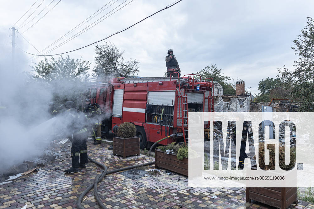 Ukrainian firefighters battle blaze after Russian drone strike in Kramatorsk KRAMATORSK, UKRAINE - OCTOBER 10: Ukrainian firefighters put out a fire in a commercial building following a strike by a Russian FPV drone and under threat from further drone attacks, in Kramatrosk, Ukraine, on October 10, 2026. Diego Herrera Carcedo Anadolu Kramatorsk Ukraine. Editorial use only. Please get in touch for any other usage.