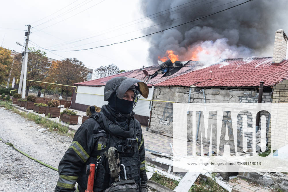 Ukrainian firefighters battle blaze after Russian drone strike in Kramatorsk KRAMATORSK, UKRAINE - OCTOBER 10: Ukrainian firefighters put out a fire in a commercial building following a strike by a Russian FPV drone and under threat from further drone attacks, in Kramatrosk, Ukraine, on October 10, 2026. Diego Herrera Carcedo Anadolu Kramatorsk Ukraine. Editorial use only. Please get in touch for any other usage.