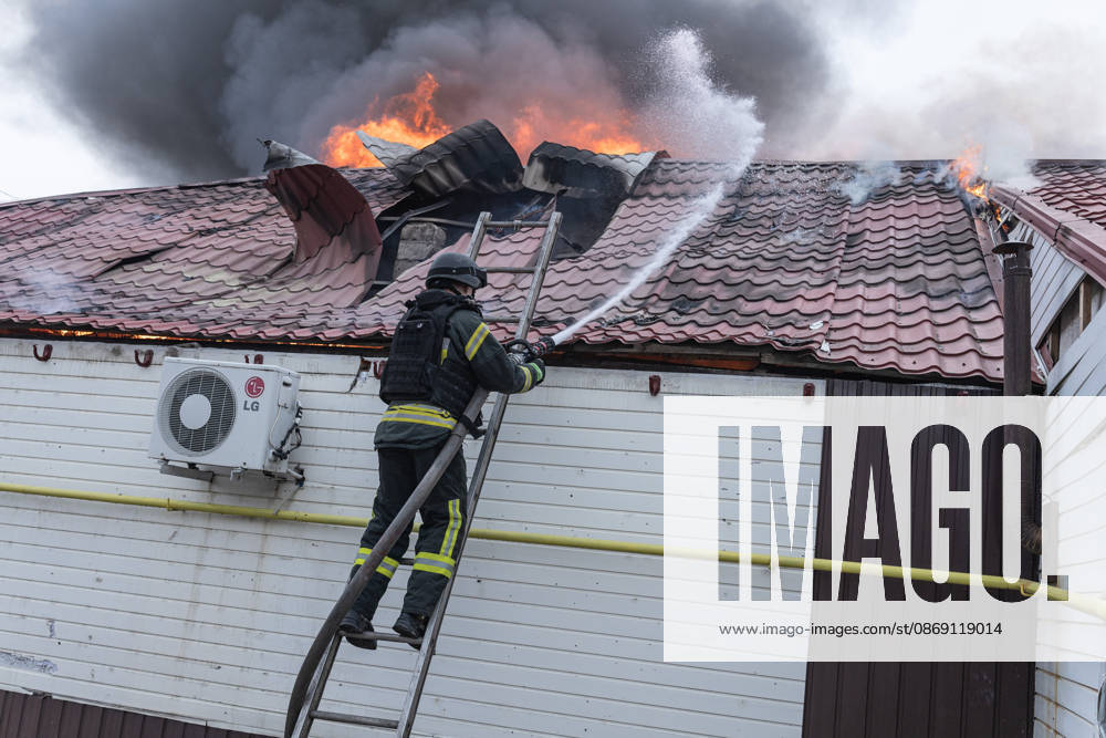 Ukrainian firefighters battle blaze after Russian drone strike in Kramatorsk KRAMATORSK, UKRAINE - OCTOBER 10: Ukrainian firefighters put out a fire in a commercial building following a strike by a Russian FPV drone and under threat from further drone attacks, in Kramatrosk, Ukraine, on October 10, 2026. Diego Herrera Carcedo Anadolu Kramatorsk Ukraine. Editorial use only. Please get in touch for any other usage.