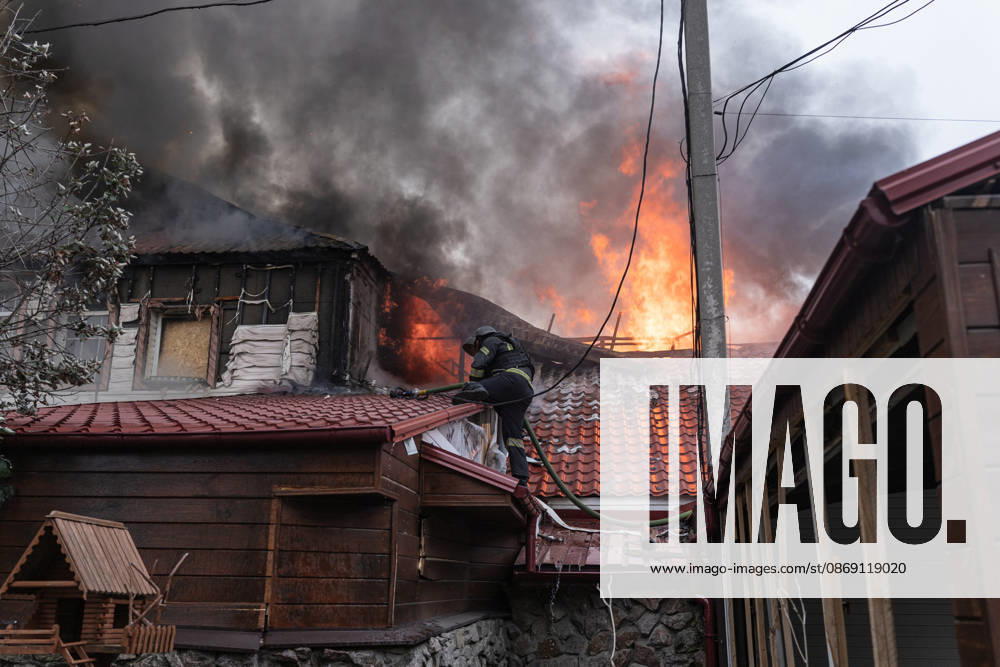 Ukrainian firefighters battle blaze after Russian drone strike in Kramatorsk KRAMATORSK, UKRAINE - OCTOBER 10: Ukrainian firefighters put out a fire in a commercial building following a strike by a Russian FPV drone and under threat from further drone attacks, in Kramatrosk, Ukraine, on October 10, 2026. Diego Herrera Carcedo Anadolu Kramatorsk Ukraine. Editorial use only. Please get in touch for any other usage.